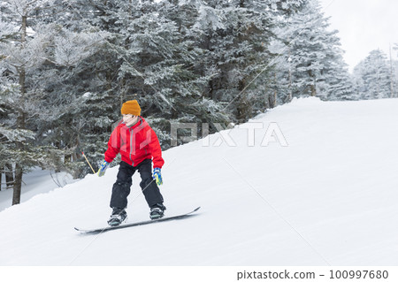 孩子們享受滑雪 100997680