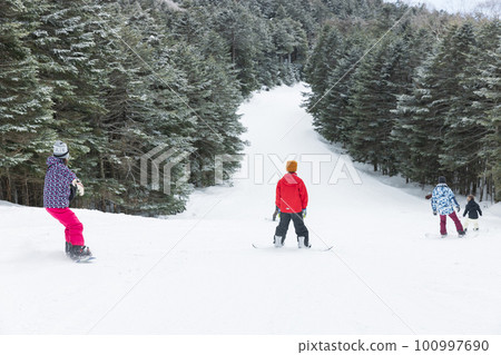 Kids enjoying snowboarding 100997690