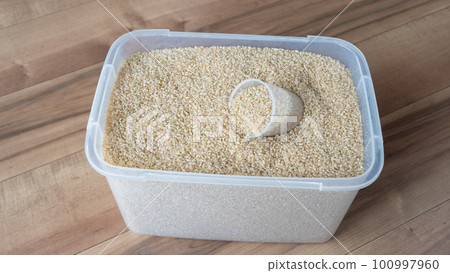 將糙米存放在塑料盒中的圖片 將糙米存放在塑料盒中的圖片 100997960