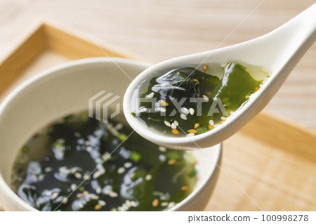 Table with wakame soup 100998278