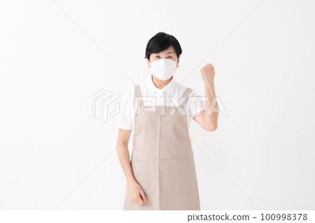 圍裙的一名婦女與膽量擺在 圍裙的一名婦女與膽量擺在 100998378