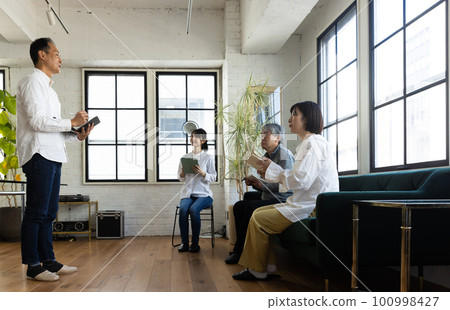 person attending a seminar 100998427