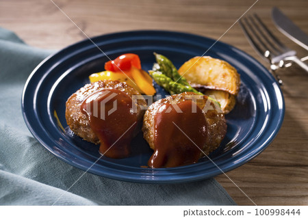Hamburger dinner image 100998444
