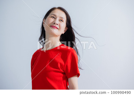 Senior woman hair care image 100998490