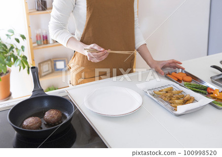 woman serving hamburger woman serving hamburger 100998520