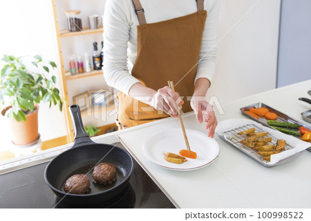 woman serving hamburger woman serving hamburger 100998522