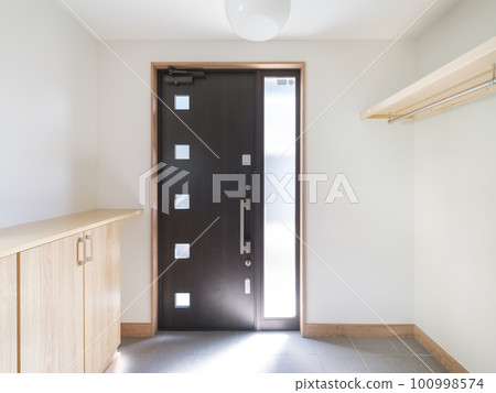 Entrance door and cloakroom from inside 100998574