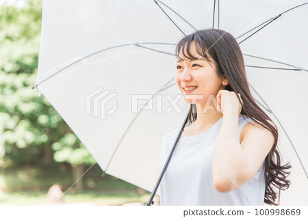 打傘留頭髮的亞洲女人（護髮） 100998669