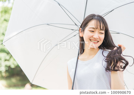 打傘留頭髮的亞洲女人(護髮) 打傘留頭髮的亞洲女人(護髮) 100998670