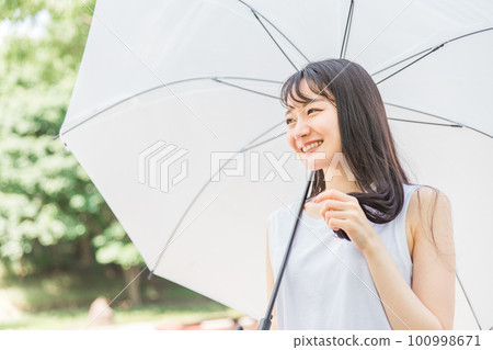 打傘留頭髮的亞洲女人(護髮) 打傘留頭髮的亞洲女人(護髮) 100998671
