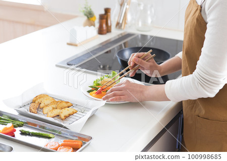 一個服務的女人 100998685