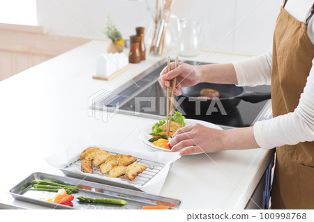 端漢堡包的女人 端漢堡包的女人 100998768