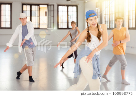 Team of young dancers training moves 100998775