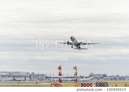 Airport scenery in spring Airplanes taking off Narita City, Chiba Prefecture 100998914