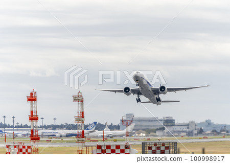 Airport scenery in spring Airplanes taking off Narita City, Chiba Prefecture 100998917
