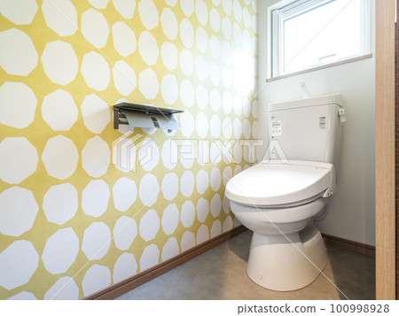 新房子的廁所，窗戶上貼著布 100998928