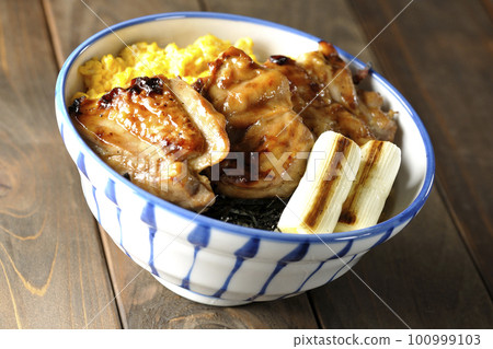 碎雞蛋、烤蔥、切碎的海藻和烤雞肉照燒蓋飯 100999103