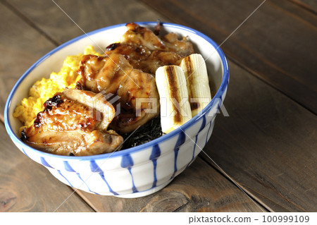 碎雞蛋、烤蔥、切碎的海藻和烤雞肉照燒蓋飯 100999109
