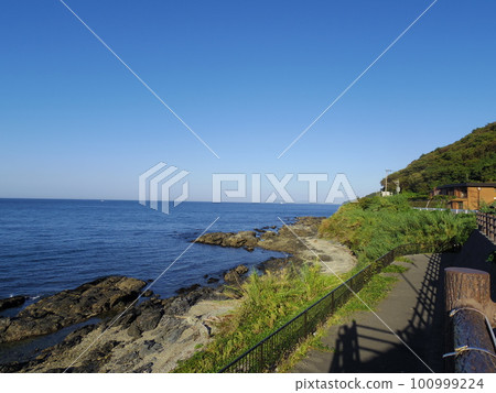 從路邊站嵯峨關看到的海岸線 100999224