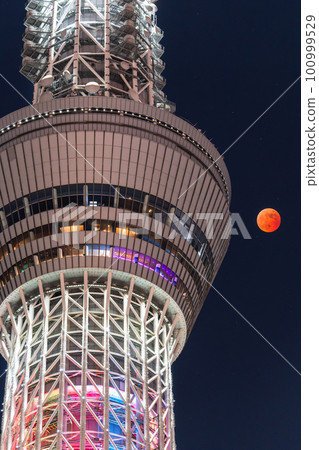 《東京》月全食和晴空塔・2022年11月8日 100999529