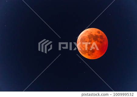 《Tokyo》Total lunar eclipse and Sky Tree・November 8, 2022 100999532