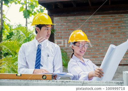 Engineer contractor team meeting work safety plan industry project and check design Engineer contractor team meeting work safety plan industry project and check design 100999718