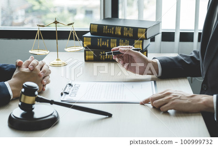 Lawyer hand holding pen and providing legal consult business dispute to the man 100999732