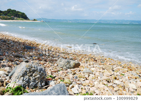Gravel beach and the sea Gravel beach and the sea 100999829