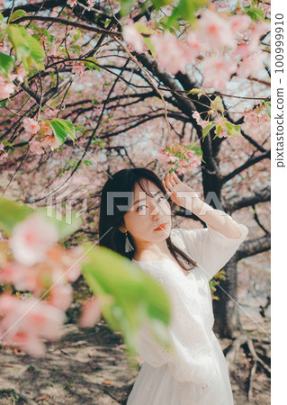 站在櫻桃樹下的女人 100999910