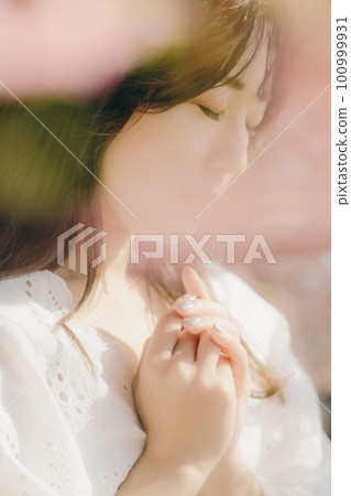站在櫻桃樹下的女人 站在櫻桃樹下的女人 100999931