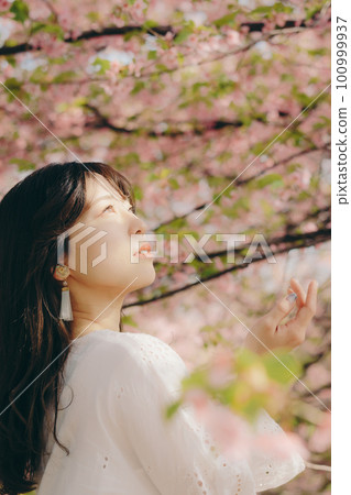 站在櫻桃樹下的女人 站在櫻桃樹下的女人 100999937
