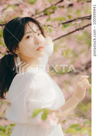 站在櫻桃樹下的女人 100999941