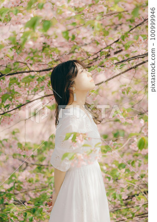 站在櫻桃樹下的女人 100999946