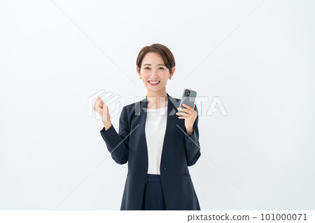 Business woman smartphone guts pose 101000071