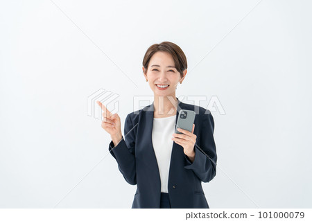Business woman smartphone pointing 101000079