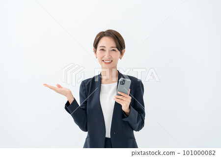 女商人智能手機手拿著 101000082