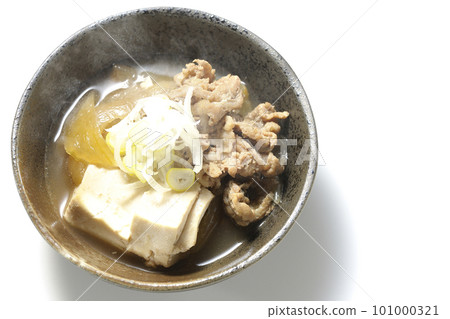 Bird's-eye view of tofu, onions, long onions, beef, hot meat tofu on a white background 101000321