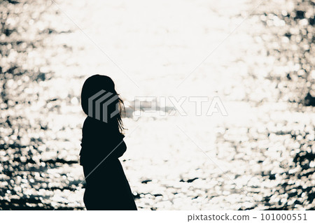 站立在海的一名婦女 站立在海的一名婦女 101000551
