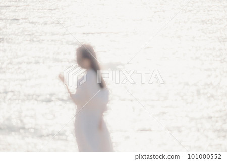 站立在海的一名婦女 站立在海的一名婦女 101000552
