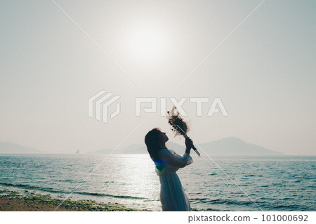 手捧乾花望海的女人 101000692