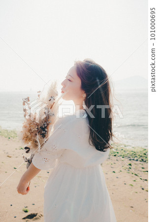 手捧乾花望海的女人 手捧乾花望海的女人 101000695