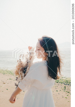 手捧乾花望海的女人 手捧乾花望海的女人 101000696