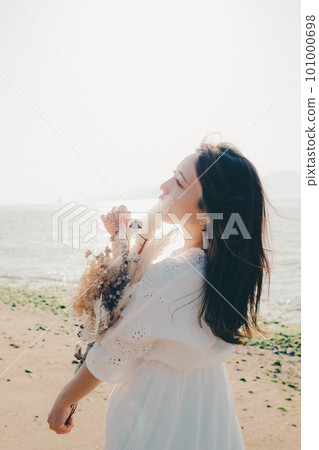 手捧乾花望海的女人 手捧乾花望海的女人 101000698