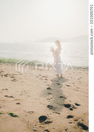 手捧乾花望海的女人 101000701