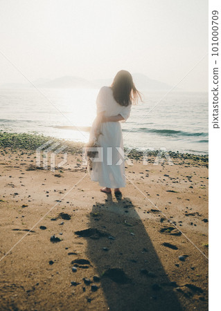 手捧乾花望海的女人 手捧乾花望海的女人 101000709