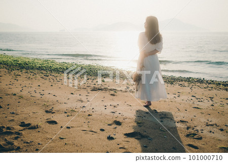 手捧乾花望海的女人 101000710