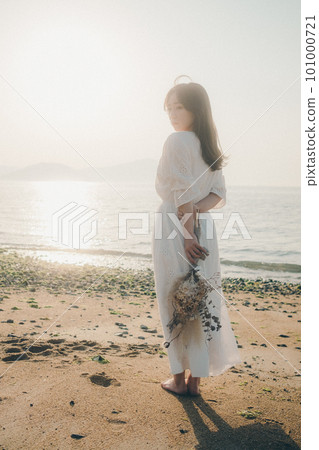 手捧乾花望海的女人 手捧乾花望海的女人 101000721
