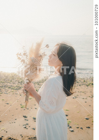 手捧乾花望海的女人 手捧乾花望海的女人 101000729
