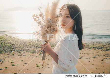 手捧乾花望海的女人 手捧乾花望海的女人 101000730