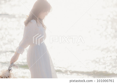 手捧乾花望海的女人 101000761